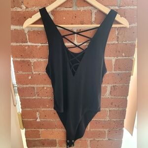 💜 Strappy V-Neck Knit Bodysuit M Button closure NWT Forever21